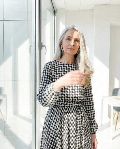 Rozkloszowana sukienka midi z wiskozy w pepitkę z paskiem id:937A