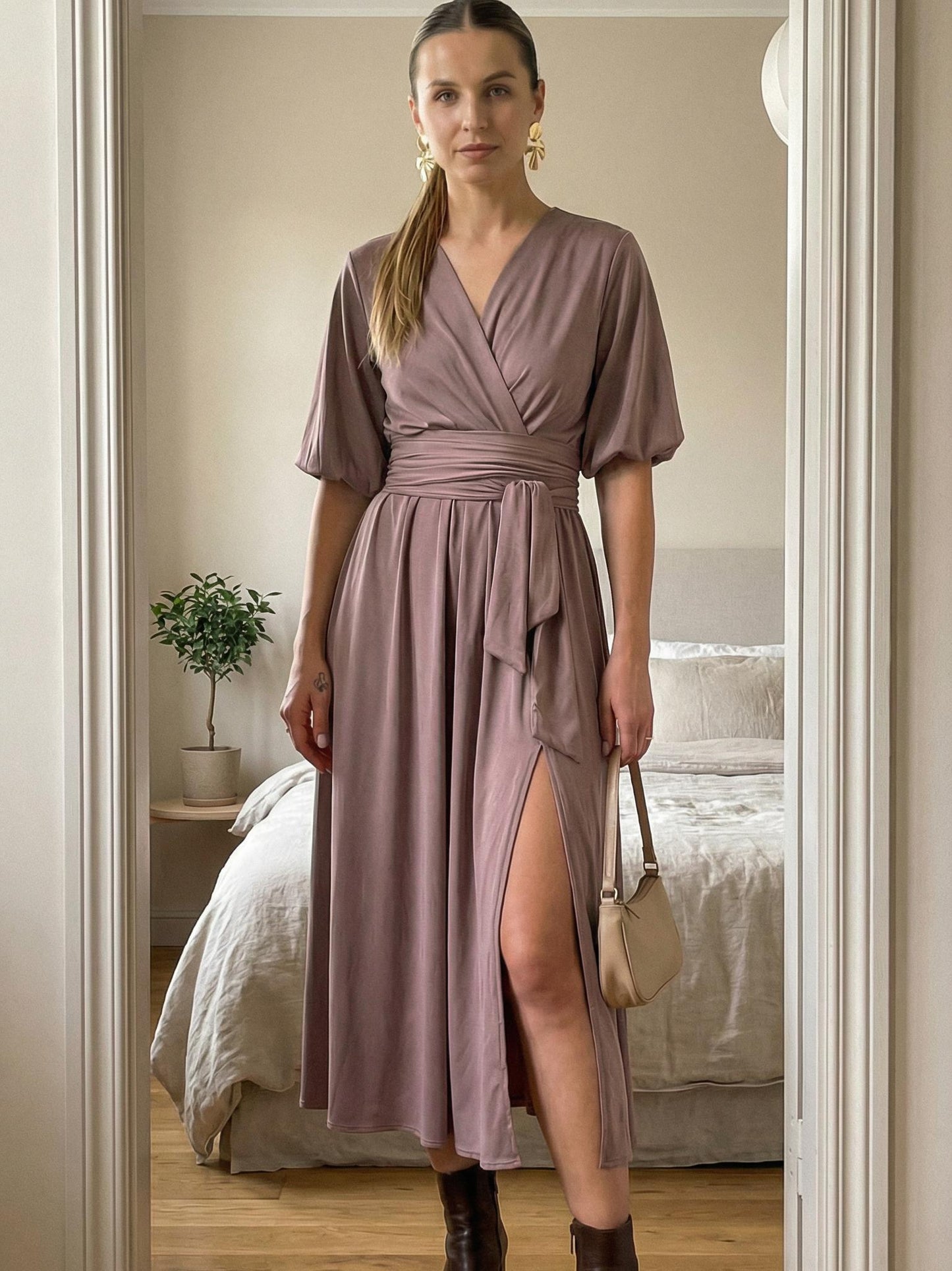 Okolicznościowa sukienka na wesele w kolorze taupe rozkloszowana midi z szerokim pasem i bufkami id:2197