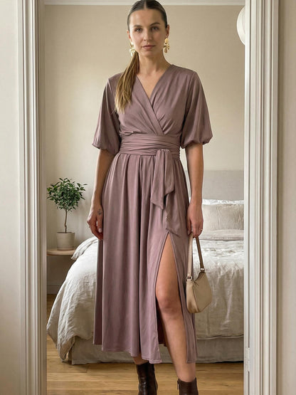 Okolicznościowa sukienka na wesele w kolorze taupe rozkloszowana midi z szerokim pasem i bufkami id:2197