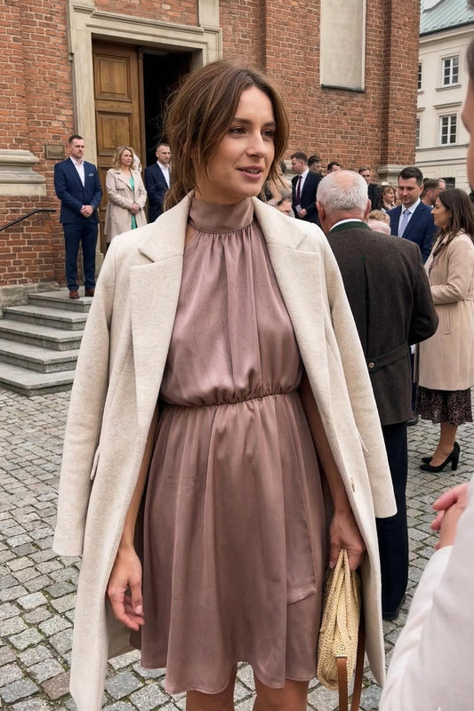 Satynowa okolicznościowa sukienka z czokerem wiązana na plecach w kolorze mokka id:2190