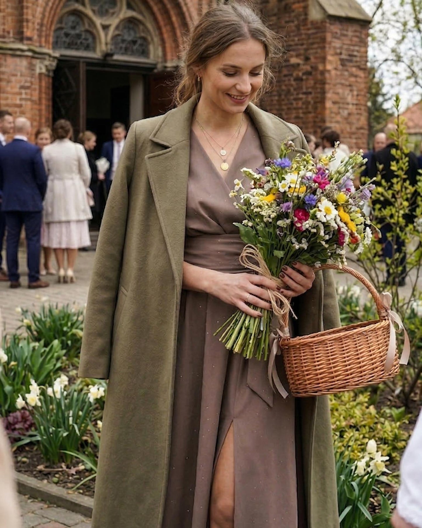 Beżowa rozkloszowana sukienka midi z kryształkami szerokim pasem i bufkami id:2314