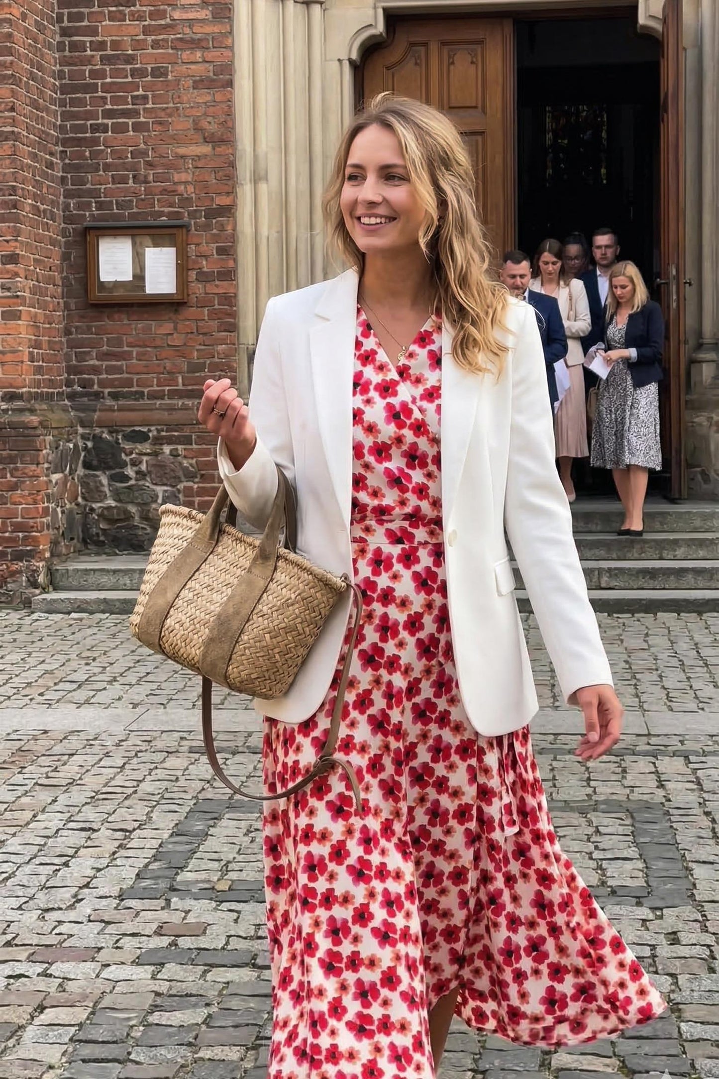 Wiązana satynowa sukienka w czerwone kwiaty id:2174