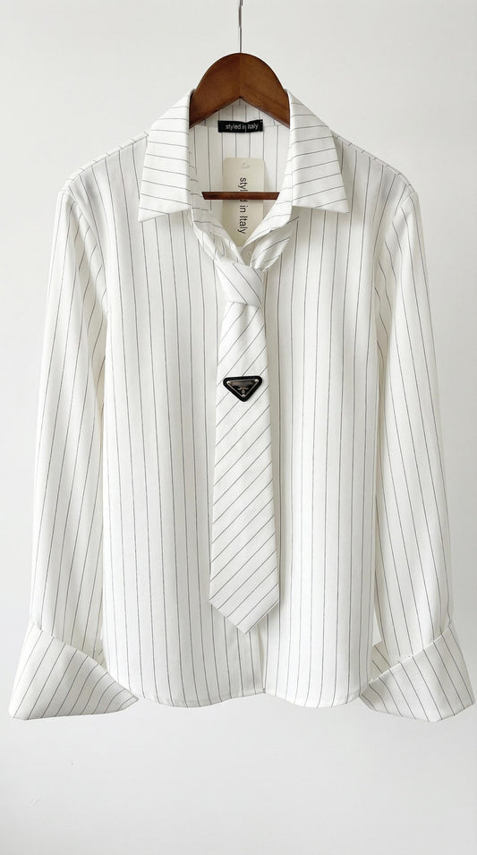 Elegancka koszula z biżuteryjnym krawatem w kolorze białym w paski id:2439