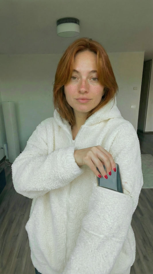 Biała polarowa rozpinana bluza z kapturem i kieszonką na ramieniu id:2318