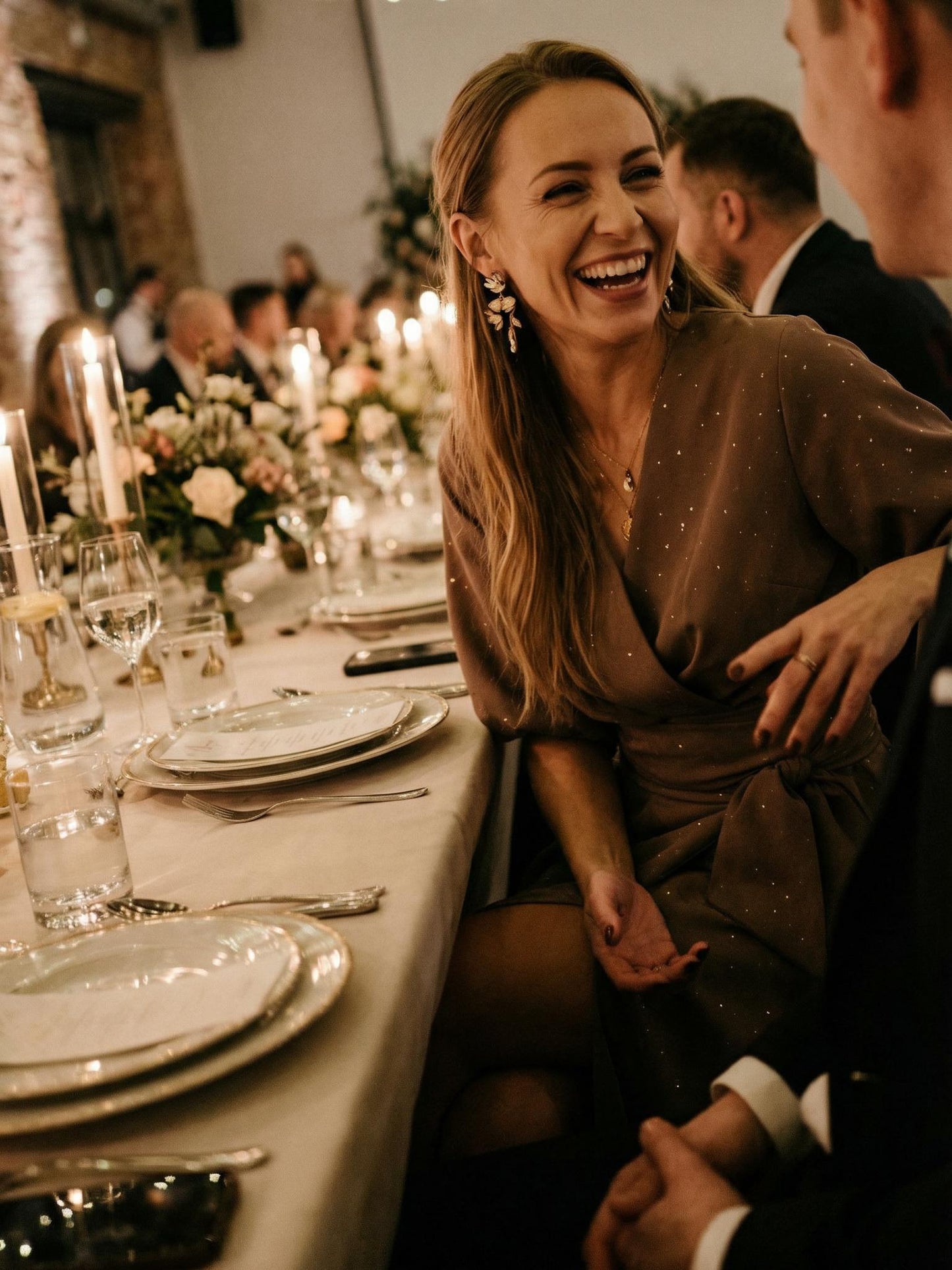 Beżowa rozkloszowana sukienka midi z kryształkami szerokim pasem i bufkami id:2314