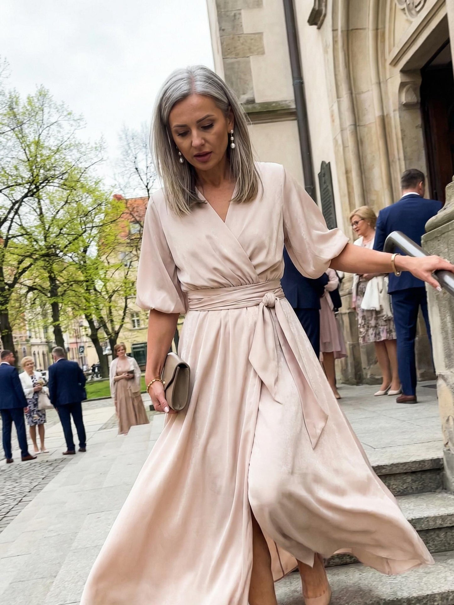 Elegancka rozkloszowana sukienka beżowa z brokatem i rozporkiem na nogę id:2178