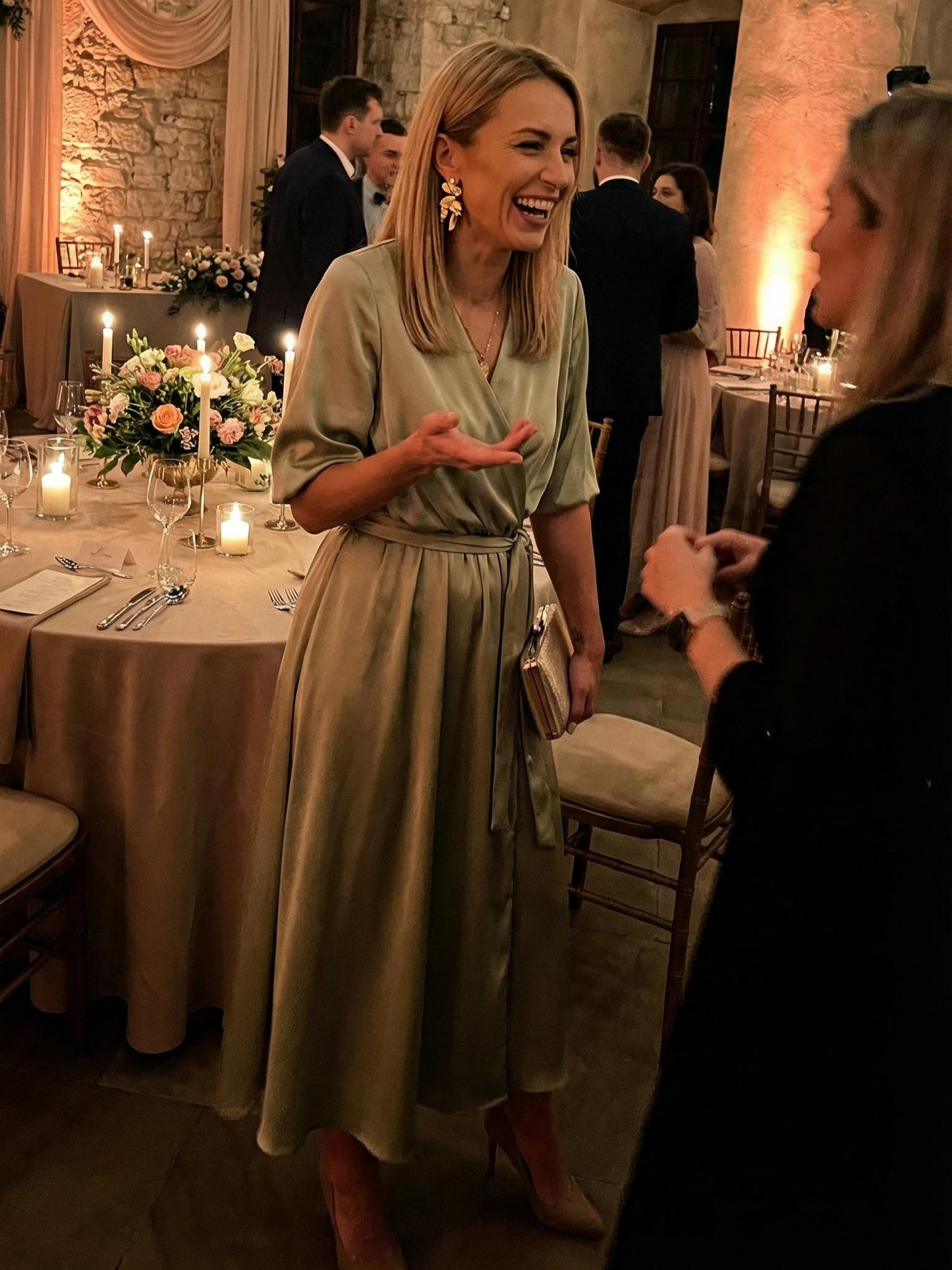 Pistacjowa satynowa  sukienka na wesele marszczona z bufiastymi rękawami rozkloszowana  id:2206