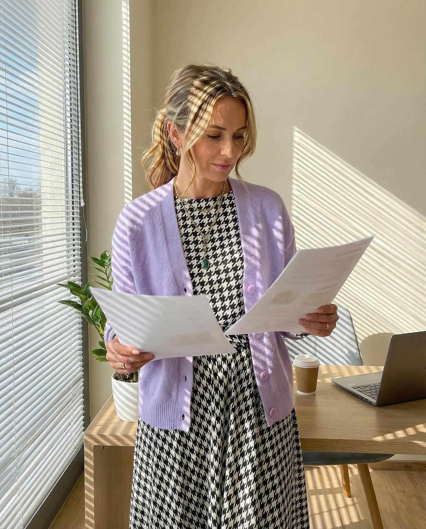 Rozkloszowana sukienka midi z wiskozy w pepitkę z paskiem id:937A