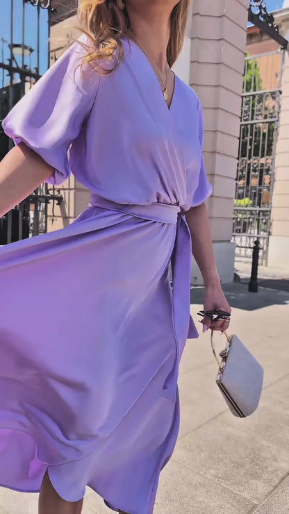 Liliowa sukienka na wesele midi z satyny z bufiastymi rękawami rozkloszowana id:2130