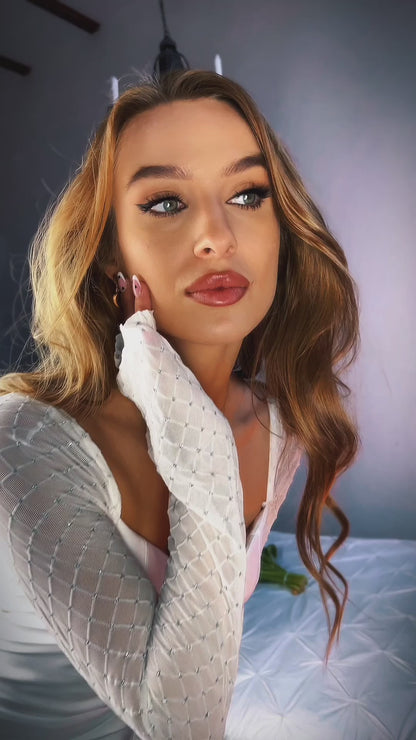 Biała sukienka mini z wkładkami push up i rękawami z siatki z brokatem id:971