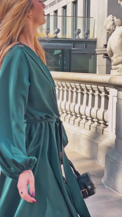 Butelkowo zielona elegancka sukienka satynowa przed kolano rozkloszowana z bufiastymi rękawami id:2227