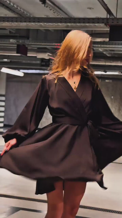 Czekoladowa elegancka sukienka satynowa przed kolano rozkloszowana z bufiastymi rękawami id:2259