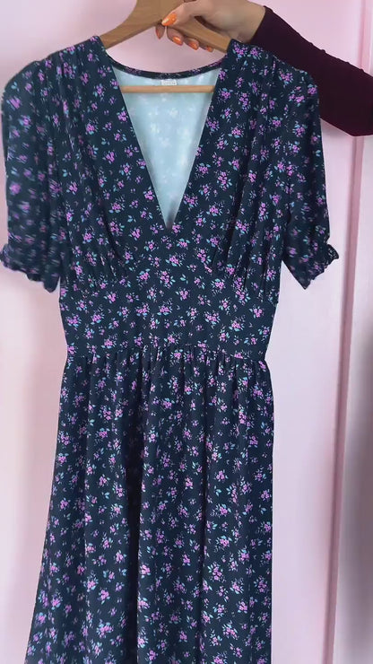 Czarna rozkloszowana sukienka midi w fioletowe małe kwiatuszki odcięta pod biustem id:1186