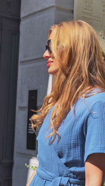 Bawełniana sukienka midi w kolorze jeansowym z muślinu na lato wiązaniem w talii id:2134