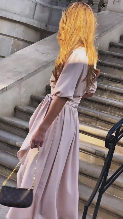 Elegancka rozkloszowana sukienka beżowa z brokatem i rozporkiem na nogę id:2178