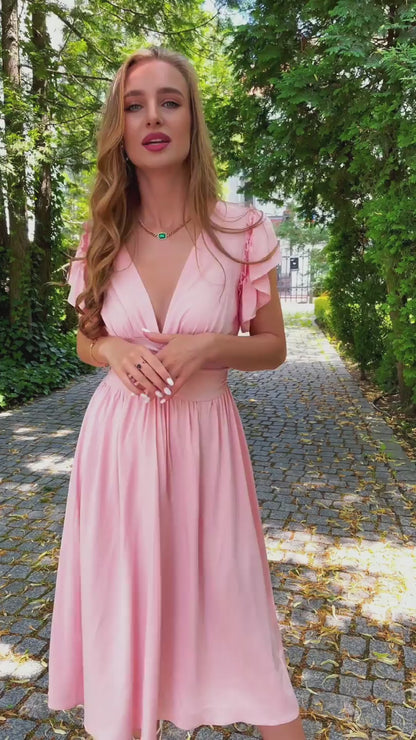 Rozkloszowana sukienka na wesele midi z różowej wiskozy z falbanami na ramionach id:271