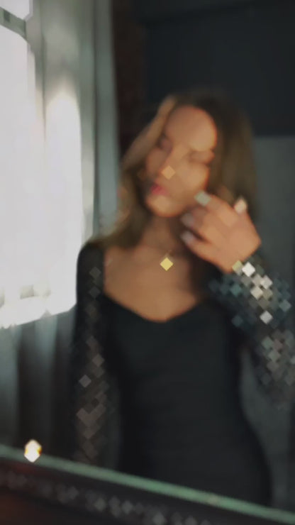 Koktajlowa czarna sukienka mini z wkładkami push-up i rękawami z siatki z brokatem id:953