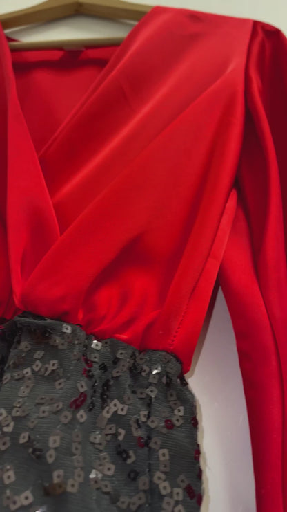 Sukienka midi z czerwoną satyną i rękawami oversize i cekinową czarną spódnicą id:2302