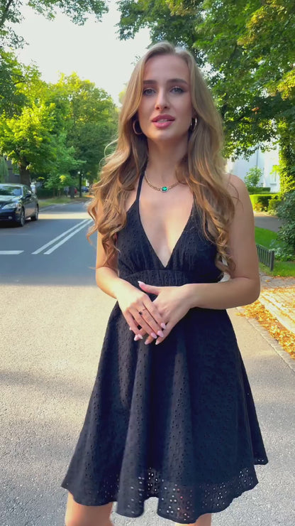 Czarna ażurowa sukienka bawełniana na wiązanych ramiączkach w kolorze czarnym id:616