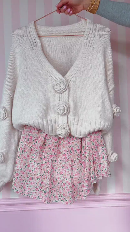 Kremowy sweter rozpinany z kwiatowymi guzikami id:1651