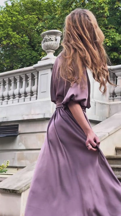 Satynowa sukienka mokka na wesele midi z bufiastymi rękawami rozkloszowana id:2128