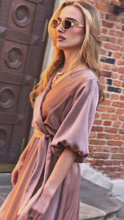 Satynowa drapowana sukienka mokka na wesele midi z bufiastymi rękawami rozkloszowana id:2179