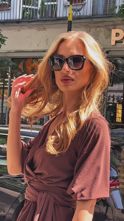 Okolicznościowa czekoladowa sukienka na wesele rozkloszowana midi z szerokim pasem i bufkami id:2140