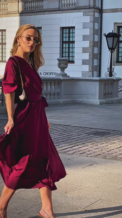 Satynowa marszczona sukienka śliwkowa na wesele midi z bufiastymi rękawami rozkloszowana id:2183