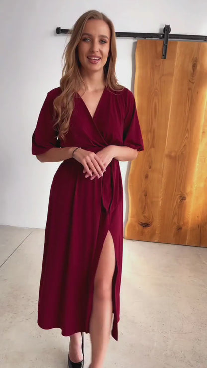 Okolicznościowa sukienka na wesele bordowa rozkloszowana midi z szerokim pasem i bufkami id:49