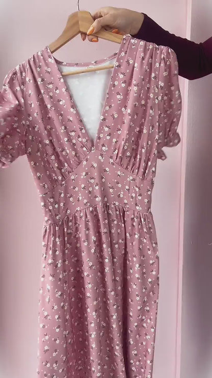 Rozkloszowana pudrowo różowa sukienka na wiosnę w drobne kwiatuszki na krótki rękaw róż id:1187