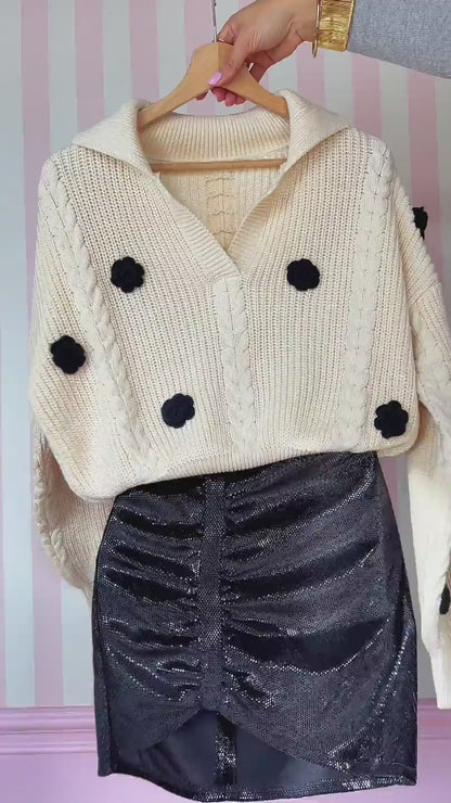 Bezowy bawełniany sweter z czarnymi różami i kołnierzem id:1653