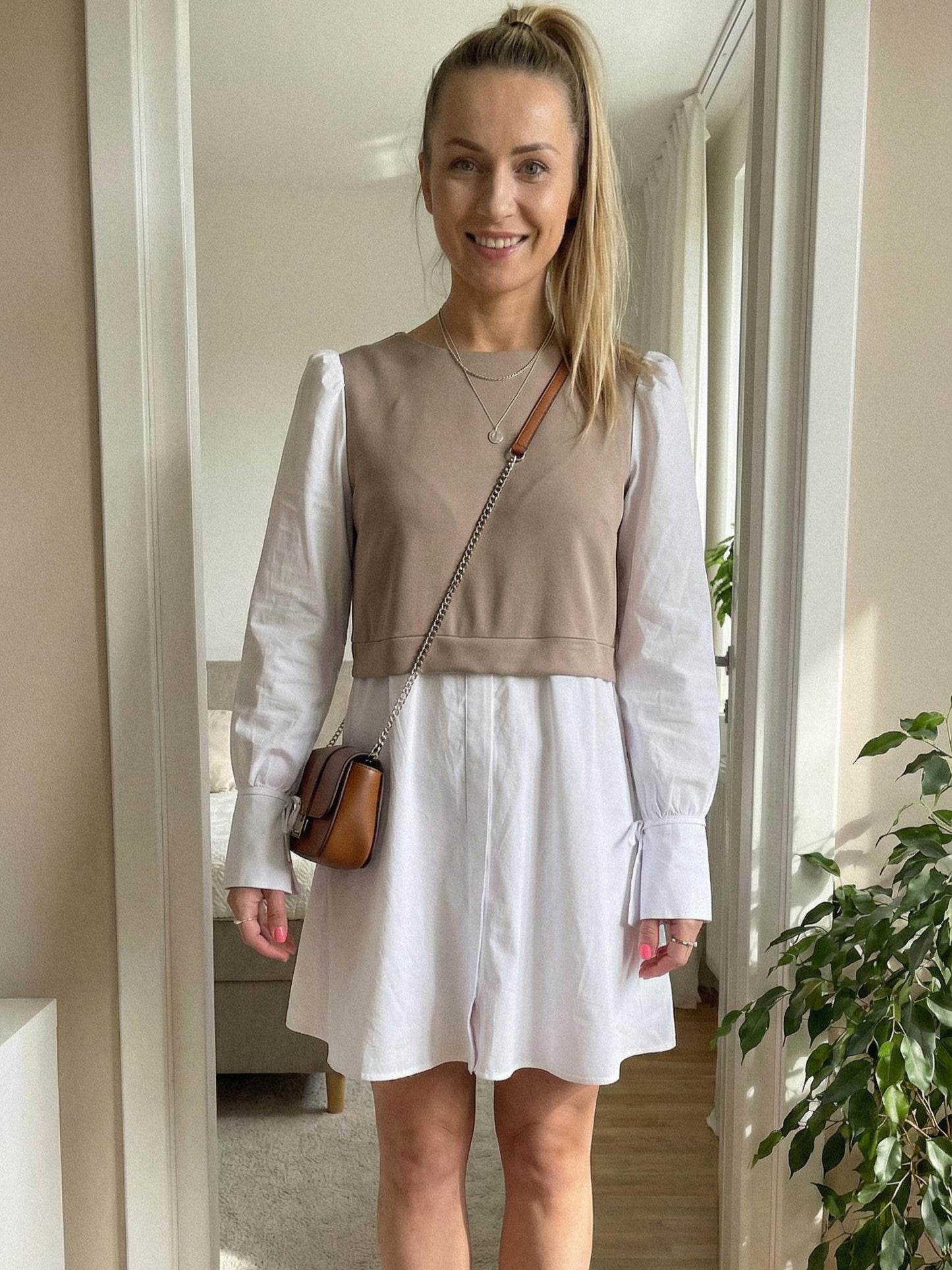 Biało beżowa sukienka z kontrastowymi koszulowymi rękawami id:2303