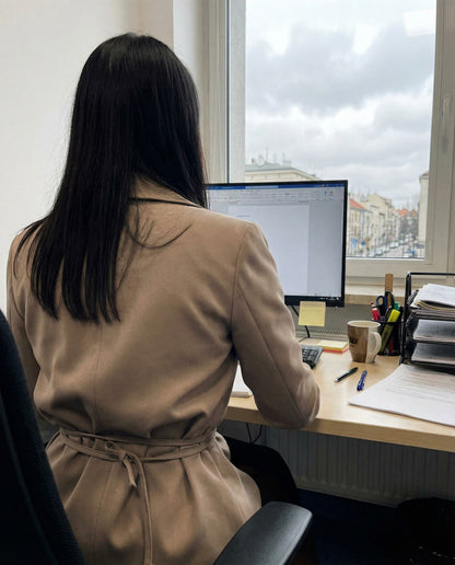 Beżowa marynarka z paskiem i wiśniową podszewką id:2299