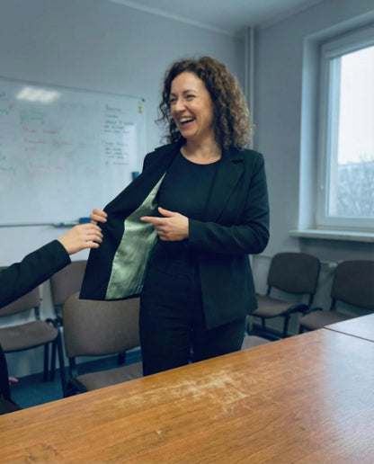 Czarna marynarka z paskiem i pistacjową satynową podszewką id:2300