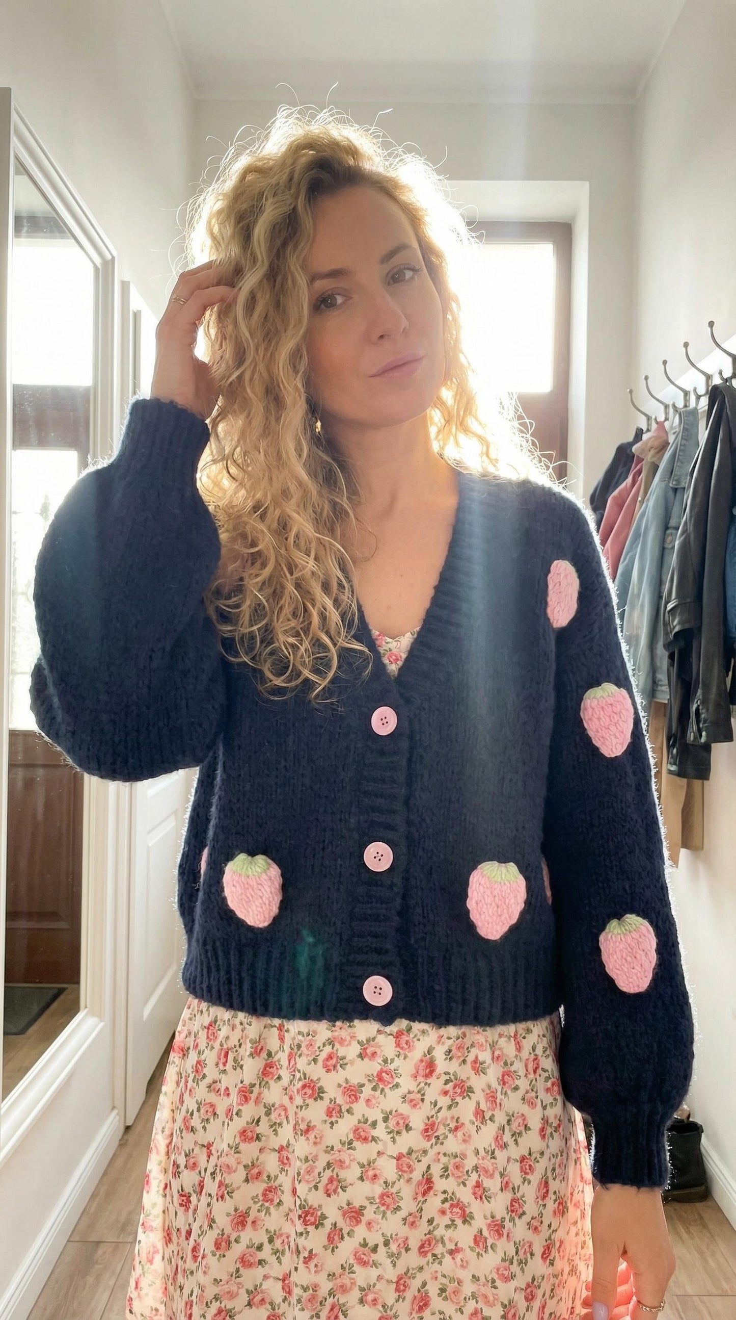 SWETER w kolorze granatowym w truskawki id:1155