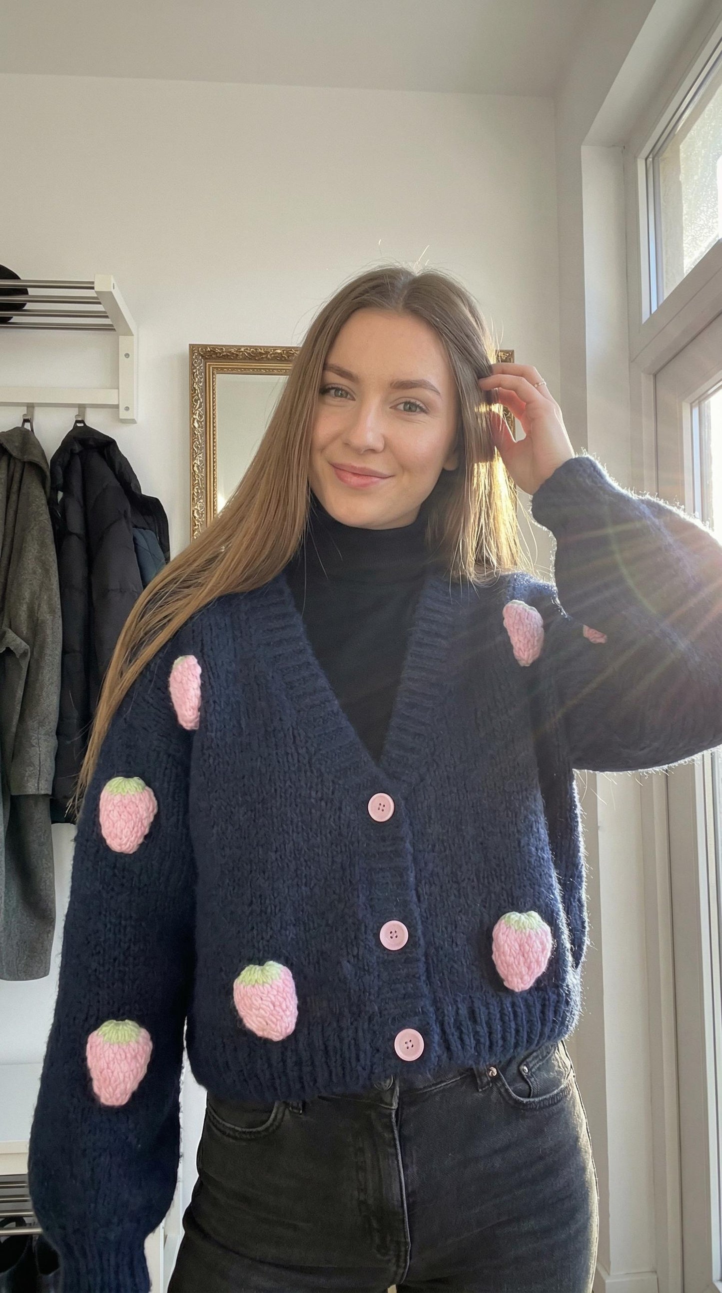 SWETER w kolorze granatowym w truskawki id:1155