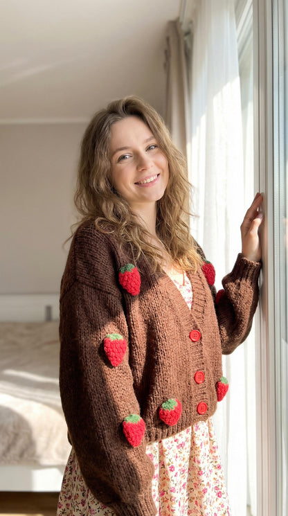 Brązowy kardigan oversize rozpinany z truskawkami ID:2307