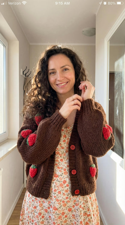 Brązowy kardigan oversize rozpinany z truskawkami ID:2307