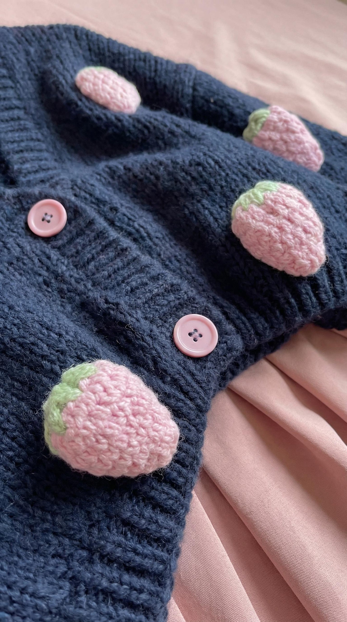 SWETER w kolorze granatowym w truskawki id:1155