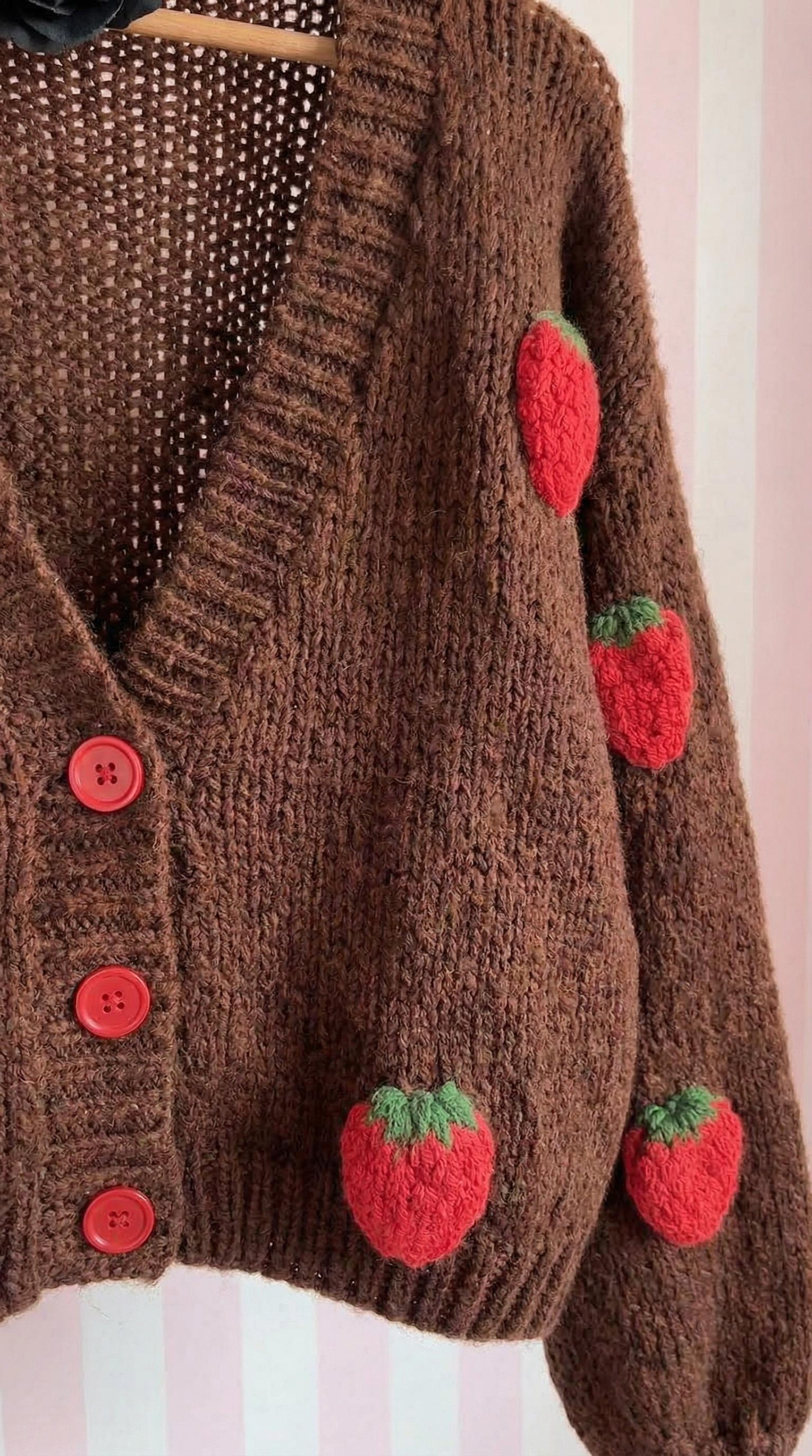 Brązowy kardigan oversize rozpinany z truskawkami ID:2307