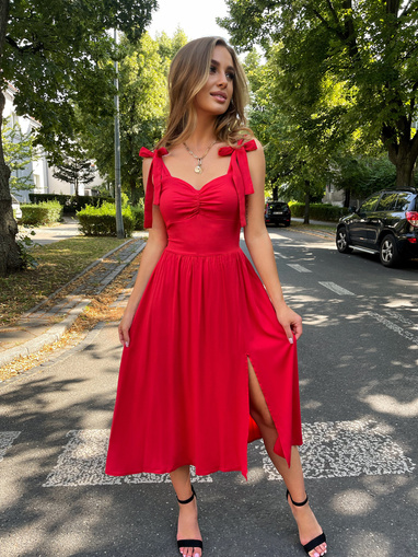Czerwona sukienka bez rękawów midi z wiskozy związanymi ramiączkami